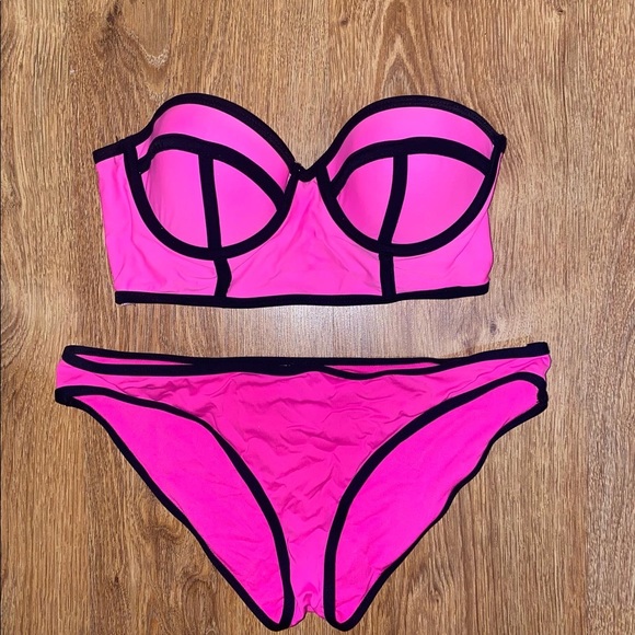 Bikini - Picture 1 of 4